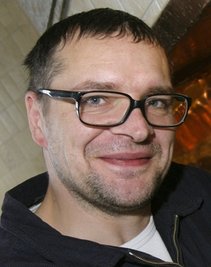 <p>
„Das Spiel war erheiternd, weil es so unglaublich war. Es kippte ins Slapstickartige und wurde zu einer Unterhaltungsgala.“</p>
<p>
Jan Kummer, Künstler</p>