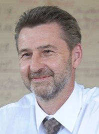 <p>
„Ich habe mit Freunden geschaut. Wir wollten bei jedem Tor anstoßen, aber dann sind wir mit dem Ausschenken gar nicht mehr nachgekommen.“</p>
<p>
Andreas Gersdorf, Schulleiter des<br />
Andrégymnasiums</p>