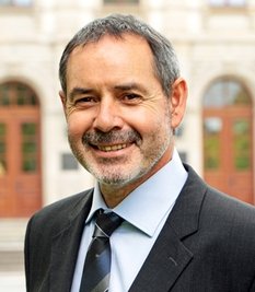 <p>
„Die erste halbe Stunde war irreal. Das Spiel habe ich beim Essen mit der Bildungsministerin, später im Auto und zuletzt daheim am Fernseher verfolgt.“</p>
<p>
Prof. Arnold van Zyl, Rektor Technische<br />
Universität Chemnitz</p>