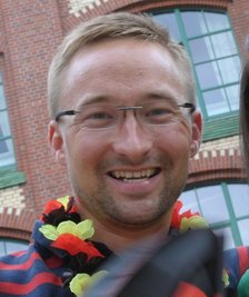 <p>
„Nach dem dritten Tor war mir klar, es klappt. Meine Frau ist in Schockstarre verfallen. Ihr Land hat die Schmach nicht verdient.“</p>
<p>
Markus Kupfer, Orthopäde, Ehemann von Cristina Kupfer</p>