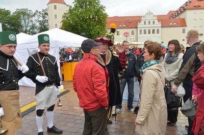 <p>
Entsprechend groß war das Getümmel wie hier auf dem Schloßplatz.</p>