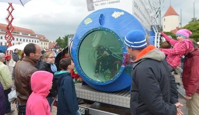 <p>
So konnte man Experimente in einer Tauchstation verfolgen.</p>