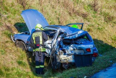<p>
Bei einem Unfall auf der A72 zwischen Röhrsdorf und Hartmannsdorf ist am Mittwochabend ein Ford-Fahrer schwer verletzt worden.</p>