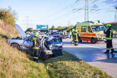 <p>
Der 32-Jährige hatte wegen eines Reifenschadens auf dem Standstreifen halten müssen, als ein Kleintransporter auffuhr. Warum, ist bislang unbekannt. </p>