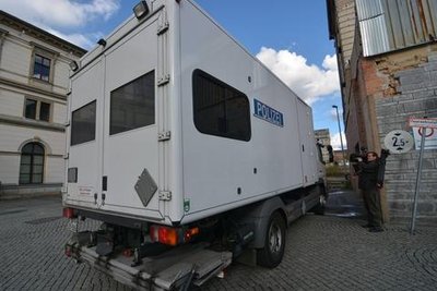 <p>
Sie trafen kurz nach halb sechs ein. <span class="img img-right" style="max-width:300px;background-color:transparent;"><span class="img-thumb" style="text-align: center;"><a rel="Bildgruppe-1" target="_top" title=""> </a></span></span></p>