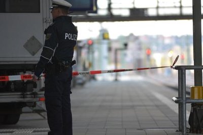 <p>
Im Falle eines Sprengsatzes wäre dieser durch den Druck in seine Einzelteile zerlegt worden, ohne zu detonieren.</p>
