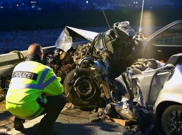 <p>Ein 20-Jähriger war mit seinem Renault kurz nach dem Ortsausgang beim Durchfahren einer Linkskurve auf die Gegenfahrbahn geraten.</p>