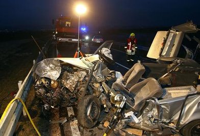<p>Durch die Wucht des Aufpralls kam der VW von der Fahrbahn ab und kollidierte mit der Leitplanke.</p>
