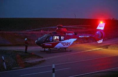 <p>Beide Fahrer sowie die drei Insassen des VW im Alter zwischen 25 und 35 Jahren wurden schwer verletzt in die umliegenden Krankenhäuser eingeliefert. Auch ein Rettungshubschrauber war dazu im Einsatz.</p>