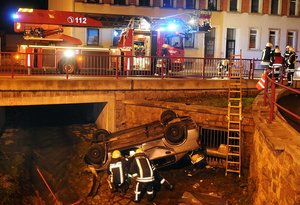 Ein Opel hatte am Sonntagabend in Mittweida ein Absperrgel�nder durchbrochen, �berschlug sich und landet in einem Bach.