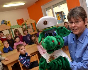 Polizeihauptmeisterin Birgit Hennig mit Polizeidino Poldi 