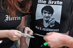 "Die �rzte" starteten am Montag unter dem Pseudonym "Laternen-Joe" in Zwickau ihre Club-Tournee.