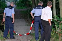 Polizisten sperren Gel�nde ab