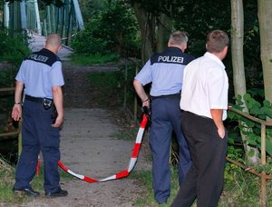 Polizisten sperren Gel�nde ab