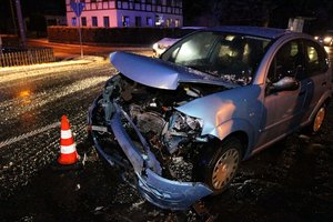 Bei einem Unfall auf der B 173 in Falkenau sind am Freitagabend drei Menschen schwer verletzt worden.