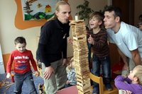 Ein seltenes Bild: In der Kita "Regenbogenland" im Zwickauer Stadtteil Eckersbach arbeiten gleich zwei Erzieher. Ren� Schneider (links) und Marko Georgi spielen mit den Kindern der Vorschulgruppe. 