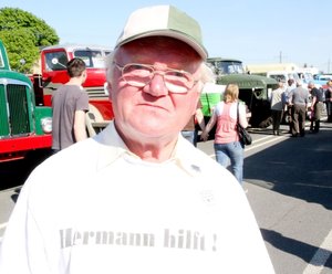 
Hermann Herold war auch dieses Jahr zum Oldtimertreffen mit seinem T-Shirt "Hermann hilft" rund um die Uhr im Einsatz.  

