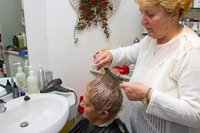 Christa Rosin schneidet Elfriede Thalwitzer die Haare