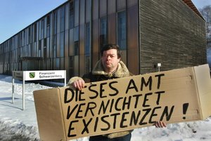 Protest vor dem Finanzamt