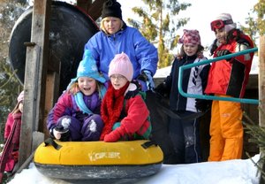 Kinder in der Snowtubinganlage