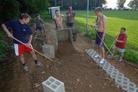Die Rossauer legen oft Hand am Sportplatz an. 