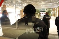 Das Einkaufszentrum "Sachsen-Allee" am Chemnitzer Thomas-Mann-Platz ist am Dienstagabend nach einer Bombendrohung ger�umt worden. 