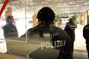 Das Einkaufszentrum "Sachsen-Allee" am Chemnitzer Thomas-Mann-Platz ist am Dienstagabend nach einer Bombendrohung ger�umt worden. 