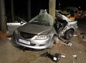 Bei einem schweren Unfall in Chemnitz sind am Mittwochfr�h zwei junge M�nner get�tet worden. Eine 17-J�hrige erlitt schwere Verletzungen.