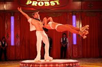 Die italienischen Rollschuhartisten "Duo Medini" mit Vanessa und Emanuel Medini vom Zirkus Probst am Samstag in Zschopau.  