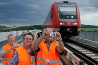 Das Surren der Fotoapparate war gestern w�hrend der F�hrungen �ber die 160-j�hrige G�ltzschtalbr�cke ohne Pause zu h�ren: "Solche Motive bekommt man nicht jeden Tag geboten", schw�rmten einhellig die Hobbyfotografen Gerhard Armbruster, Ute und Rolf R�der (von links). 