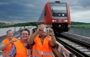 
Das Surren der Fotoapparate war gestern w�hrend der F�hrungen �ber die 160-j�hrige G�ltzschtalbr�cke ohne Pause zu h�ren: "Solche Motive bekommt man nicht jeden Tag geboten", schw�rmten einhellig die Hobbyfotografen Gerhard Armbruster, Ute und Rolf R�der (von links). 
