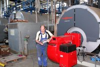 Matthias Luckner, Monteur einer Lichtentanner Dampfkesselfirma, kontrolliert noch einmal die Dokumente f�r den neuen Heizkessel. Die Anlage wird in das Fernw�rmeleitungssystem der Stadtwerke eingebunden. Auf dem Foto links sind die beiden alten Kessel zu sehen.  