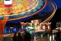 Im Butterfly (vorne links) lie�en sich die Besucher des Inselfestes ebenso durcheinanderwirbeln wie im Break Dancer.  