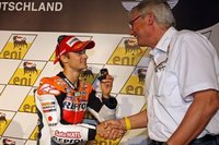 Der Spanier Daniel Pedrosa hat zum f�nften Mal von Erich Homilius den Goldenen Sachsen-Ring �berreicht bekommen. Foto: