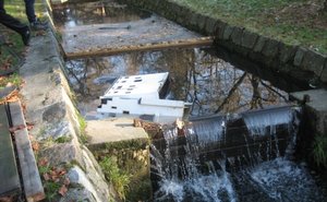 Vandalen warfen im November das Schloss in den Hetzbach. 