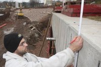 Ren� Blanke bei Arbeiten an der Uferb�schung