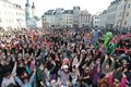 Mehr als 1500 junge Leute haben sich am Samstagnachmittag auf dem Plauener Altmarkt eingefunden, um den Harlem Shake zu tanzen.