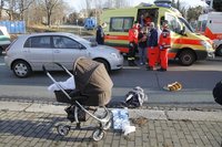 Gl�ck im Ungl�ck: das zehn Wochen alte Baby im Kinderwagen erlitt nur leichte Verletzungen.