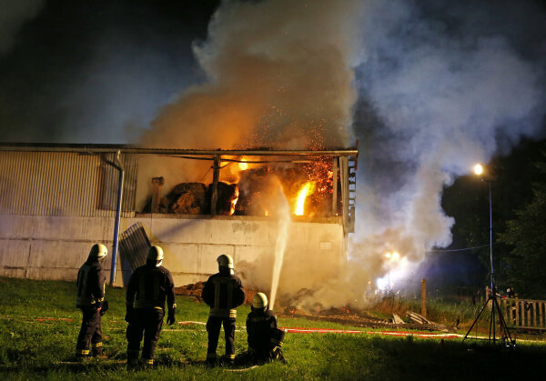 Strohlager in Meerane in Flammen - 350.000 Euro Schaden - Freie Presse
