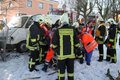 30 Rettungskr�fte aus Lichtenau, Hundsh�bel, St�tzengr�n und Sch�nheide sicherten die Unfallstelle und halfen bei der Bergung des Volkswagens.