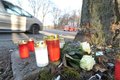 Freunde der Verungl�ckten stellten am Mittwoch im Laufe des Tages an der Unfallstelle immer mehr Grablichter auf und legten Blumen nieder. 