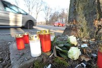 Freunde der Verungl�ckten stellten am Mittwoch im Laufe des Tages an der Unfallstelle immer mehr Grablichter auf und legten Blumen nieder. 