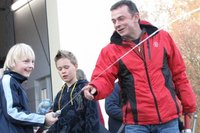Bei aller Begeisterung: Die Zielrichtung des Wasserstrahles sollte stimmen. Ausbilder Mike Kretzschmar leitet Philipp Porsche (l.) und Hendryk Matth�i im Umgang mit der K�belspritze an. 