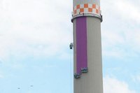 Das erste Segment des Schornsteins am Heizkraftwerk Nord wird seit Donnerstag bemalt.