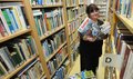 Kathrin Zimmermann in der Bibliothek in Taura