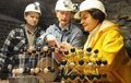 Mineralogie-Professor Gerhard Heide (Mitte) erkl�rt Erika Kr�ger im Kontrollraum der neuen Sprengkammer den Versuchsaufbau. Thomas Schlothauer hatte zuvor die Messtechnik erl�utert.