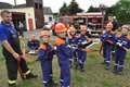 Jugendfeuerwehrwart Marco Okon mit dem Nachwuchs und seinen beiden Stellvertretern Peggy Kr�ger und Johannes Krumbiegel