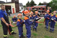 Jugendfeuerwehrwart Marco Okon mit dem Nachwuchs und seinen beiden Stellvertretern Peggy Kr�ger und Johannes Krumbiegel