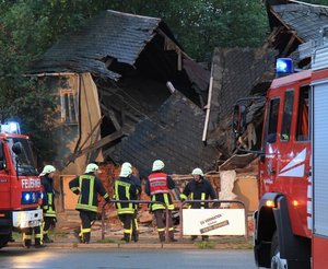 
Die Wehren aus Gersdorf und Oberlungwitz r�ckten zum eingest�rzten Haus aus. Vor Ort konnten sie aber nicht viel ausrichten.
