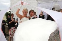 Der Fu�baller Chris L�we, k�nftig beim aktuellen Deutschen Meister Borussia Dortmund unter Vertrag, hat in der Kapelle Neuensalz geheiratet. Seine Frau, Monique Starke, hat er in der Chemnitzer Sportschule kennen gelernt. 